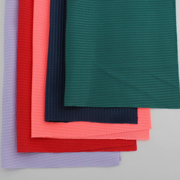 We have a wide range of products, such as sandwich, single layer mesh and so on.